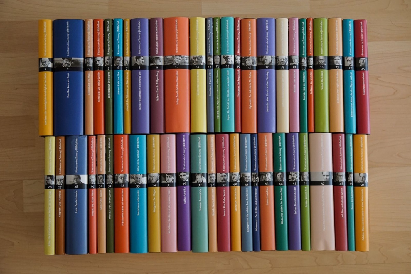 Die farbigen Bände der SZ-Bibliothek, von oben fotografiert